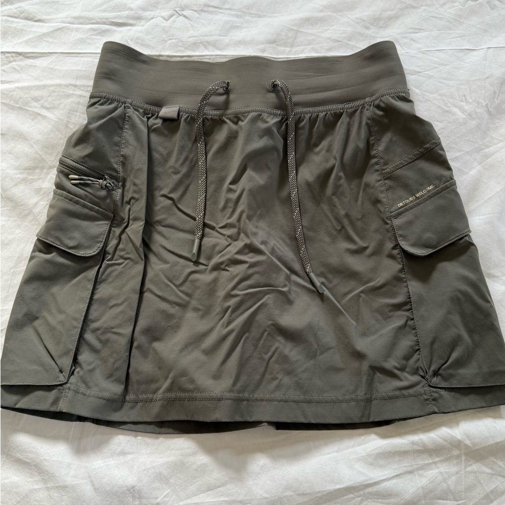 LULULEMON Olive Green Cargo Skirt with Pockets. (Built in biker shorts)